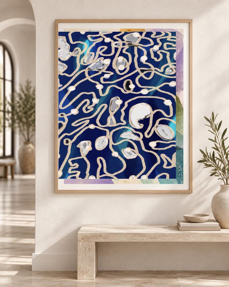 Puede incluir: Una pieza de arte mural rectangular enmarcada que presenta un fondo azul profundo superpuesto con una red compleja de l&iacute;neas finas de color beige claro y peque&ntilde;os acentos circulares blancos. La composici&oacute;n incluye formas abstractas en azul verdoso y morado.