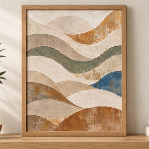 Pu&ograve; includere: Un'opera d'arte da parete incorniciata che presenta un paesaggio astratto con bande ondulate stratificate di colori crema, beige, verde tenue, blu profondo e marrone terra. La superficie strutturata mostra pennellate visibili in una cornice in legno chiaro.