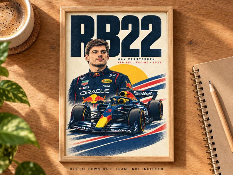 Pu&ograve; includere: Un poster incorniciato con un ritratto di Max Verstappen in uniforme Red Bull Racing sopra un'auto di Formula 1. Il testo recita RB22, Max Verstappen e Red Bull Racing 2026. Il design include un sole giallo e strisce rosse e blu.