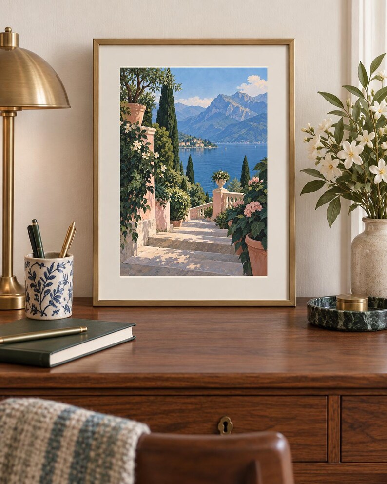Peut inclure: Une impression d'art encadr&eacute;e repr&eacute;sentant un escalier en pierre menant vers un lac bleu et des montagnes, dans un cadre dor&eacute; fin. La sc&egrave;ne pr&eacute;sente des pots en terre cuite, un feuillage vert luxuriant et des cypr&egrave;s sous un ciel bleu.