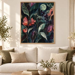 Puede incluir: Una impresi&oacute;n de arte mural rectangular que presenta una escena bot&aacute;nica oscura y evocadora con follaje verde intenso, flores rojas y moradas vibrantes y una luna llena p&aacute;lida y brillante sobre un fondo oscuro en un marco de madera clara.
