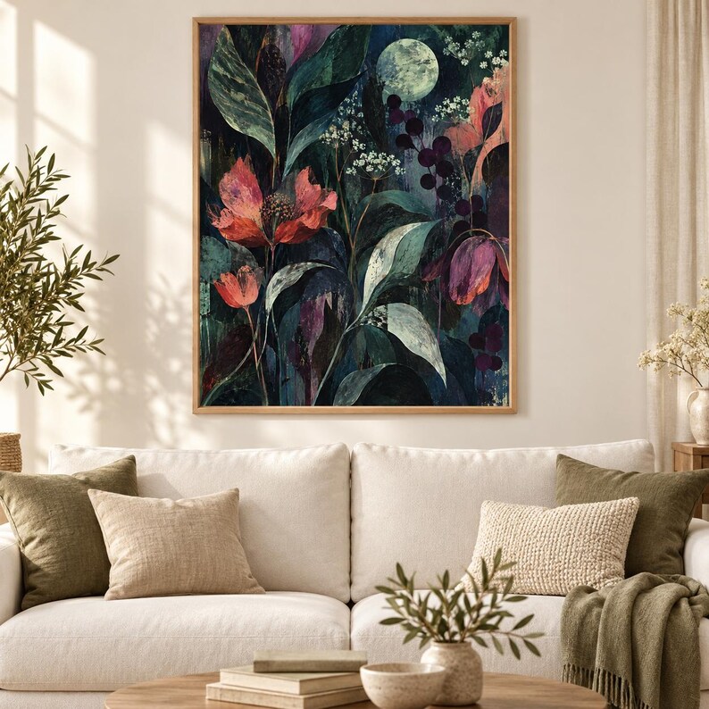 Puede incluir: Una impresi&oacute;n de arte mural rectangular que presenta una escena bot&aacute;nica oscura y evocadora con follaje verde intenso, flores rojas y moradas vibrantes y una luna llena p&aacute;lida y brillante sobre un fondo oscuro en un marco de madera clara.