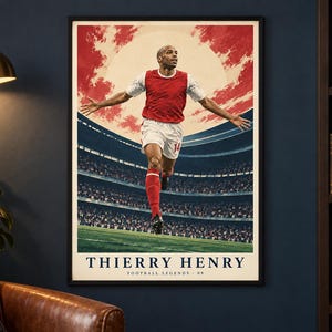 Może przedstawiać: Oprawiony plakat przedstawiający stylizowaną ilustrację Thierry'ego Henry'ego w czerwono-białym stroju piłkarskim, z rozłożonymi ramionami na boisku, na tle stadionu i dużego czerwonego słońca. Tekst głosi THIERRY HENRY FOOTBALL LEGENDS 09.