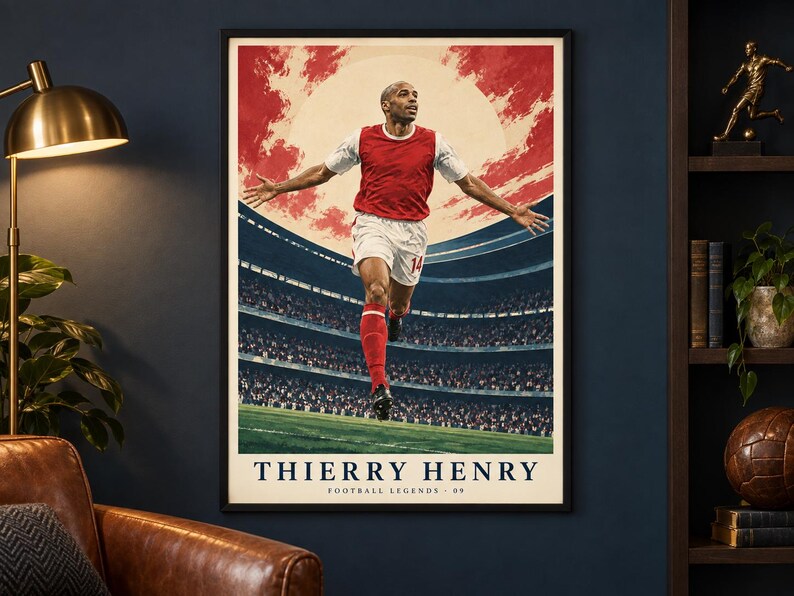 Może przedstawiać: Oprawiony plakat przedstawiający stylizowaną ilustrację Thierry'ego Henry'ego w czerwono-białym stroju piłkarskim, z rozłożonymi ramionami na boisku, na tle stadionu i dużego czerwonego słońca. Tekst głosi THIERRY HENRY FOOTBALL LEGENDS 09.