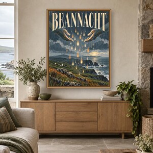 Puede incluir: Una impresi&oacute;n de arte mural rectangular con el texto BEANNACHT en la parte superior. La ilustraci&oacute;n muestra dos manos grandes extendi&eacute;ndose una hacia la otra, con gotas doradas brillantes cayendo sobre un paisaje costero con acantilados y mar.