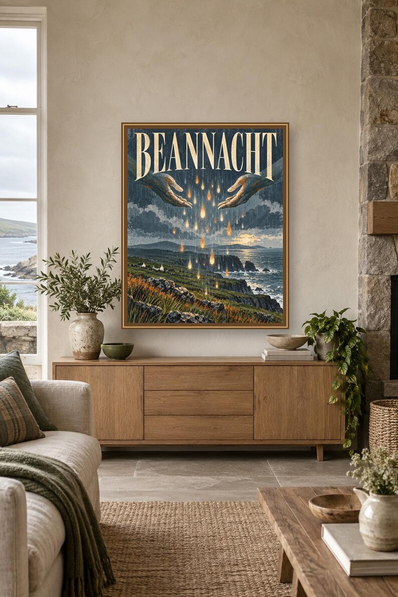 Puede incluir: Una impresi&oacute;n de arte mural rectangular con el texto BEANNACHT en la parte superior. La ilustraci&oacute;n muestra dos manos grandes extendi&eacute;ndose una hacia la otra, con gotas doradas brillantes cayendo sobre un paisaje costero con acantilados y mar.