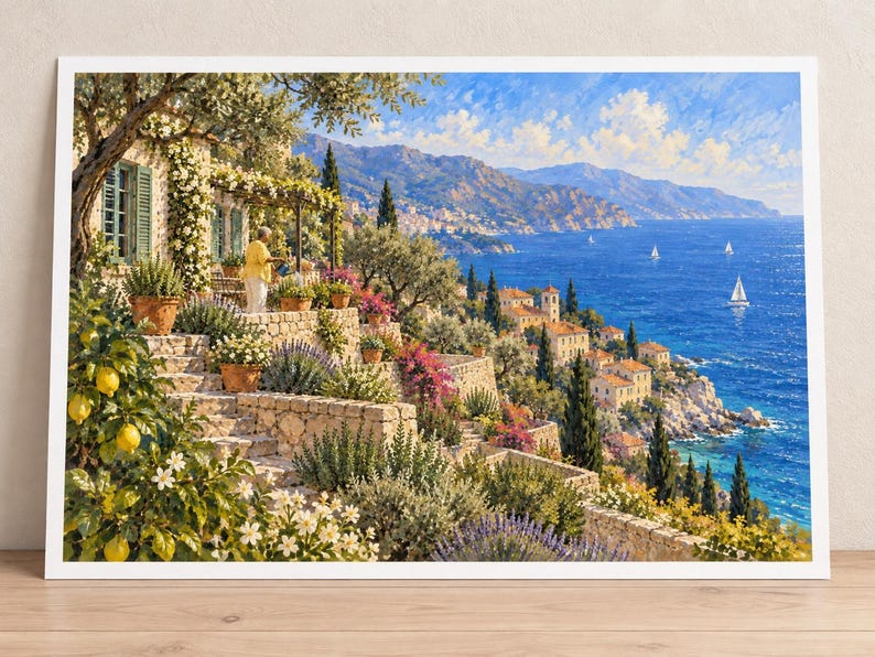Puede incluir: Una pintura de paisaje que representa una terraza costera mediterr&aacute;nea con escalones de piedra, plantas en macetas y un limonero en primer plano. Una persona est&aacute; de pie en un patio con vistas a un mar azul con veleros y monta&ntilde;as.