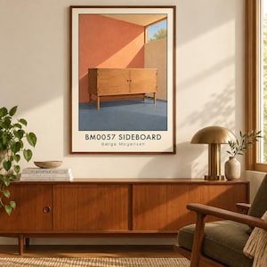 K&ouml;nnte beinhalten: Ein gerahmter Wandkunstdruck mit einem h&ouml;lzernen Sideboard in einem Raum mit pfirsichfarbenen und blauen W&auml;nden. Der Text BM0057 SIDEBOARD und B&oslash;rge Mogensen ist unten auf dem Poster gedruckt. Das Kunstwerk zeigt ein M&ouml;belst&uuml;ck im Mid-Century-Stil.