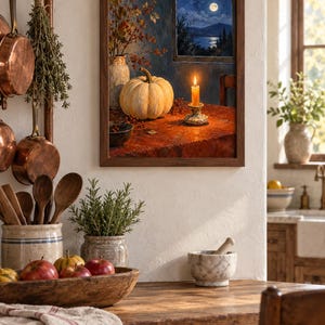 K&ouml;nnte beinhalten: Ein gerahmter Wandkunstdruck, der ein Stillleben mit einem blassen K&uuml;rbis, einer brennenden Kerze im Halter und einer Vase mit Zweigen auf einem Tisch zeigt. Durch ein Fenster scheint ein Vollmond &uuml;ber eine dunkle Landschaft mit Bergen und Wasser.
