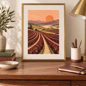 Pu&ograve; includere: Una stampa artistica incorniciata che raffigura un paesaggio di vigneti con filari di viti rosso scuro che si estendono verso montagne lontane sotto un grande sole arancione. L'opera &egrave; esposta in una sottile cornice dorata con passe-partout bianco.