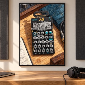 Puede incluir: Un sintetizador de bolsillo Teenage Engineering PO-35 speak negro con una pantalla LCD monocrom&aacute;tica con personajes animados, una cuadr&iacute;cula de diecis&eacute;is botones plateados, dos perillas color cerceta y texto impreso que incluye speak y pattern.
