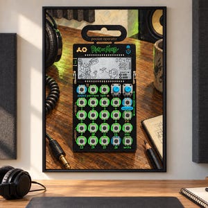 Pu&ograve; includere: Un sintetizzatore tascabile nero Teenage Engineering PO-128 Rick and Morty dotato di uno schermo LCD monocromatico con grafiche di personaggi, una griglia di sedici pulsanti circolari, due manopole rotanti blu ed etichette stampate.