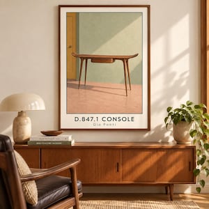 Puede incluir: Una l&aacute;mina de arte mural enmarcada que muestra una consola de madera marr&oacute;n con extremos curvos y un caj&oacute;n central. La ilustraci&oacute;n muestra la D.847.1 CONSOLE de Gio Ponti sobre una pared verde salvia y un suelo color melocot&oacute;n con una puerta amarilla.