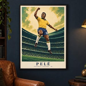 Pode incluir: Um cartaz vertical emoldurado com uma ilustra&ccedil;&atilde;o estilizada de um jogador de futebol com camisola amarela e cal&ccedil;&otilde;es azuis a saltar num est&aacute;dio. O texto na parte inferior diz PEL&Eacute; FOOTBALL LEGENDS 88 em letras azul-escuras e pretas sobre um fundo creme.
