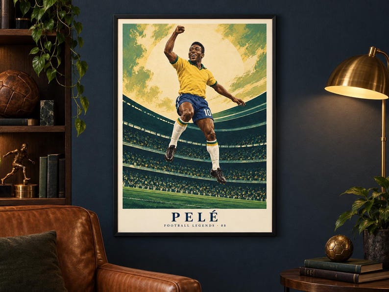 Pode incluir: Um cartaz vertical emoldurado com uma ilustra&ccedil;&atilde;o estilizada de um jogador de futebol com camisola amarela e cal&ccedil;&otilde;es azuis a saltar num est&aacute;dio. O texto na parte inferior diz PEL&Eacute; FOOTBALL LEGENDS 88 em letras azul-escuras e pretas sobre um fundo creme.