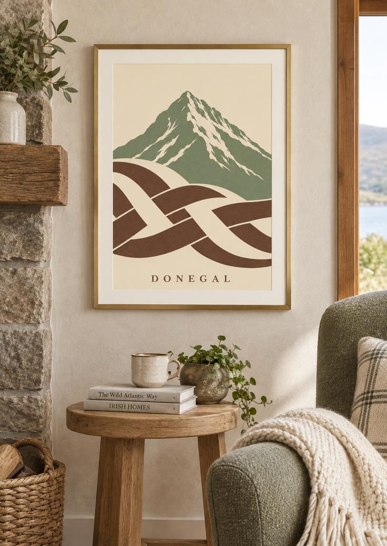 K&ouml;nnte beinhalten: Ein gerahmter Kunstdruck mit einem stilisierten gr&uuml;nen Berggipfel mit wei&szlig;en Schneeakzenten &uuml;ber einem abstrakten braun-cremefarbenen keltischen Knotenmuster. Das Wort DONEGAL ist in schwarzen Gro&szlig;buchstaben auf dem cremefarbenen Hintergrund gedruckt.