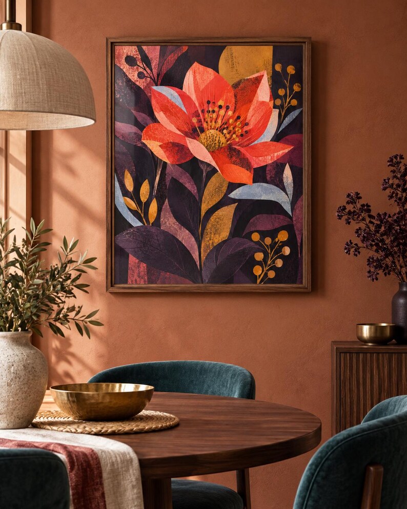 Op de afbeelding: Een rechthoekige wandkunstprint met een grote, gestileerde oranje en rode bloem als centraal punt. Het kunstwerk bevat donkerpaars en zwart gebladerte, met accenten van geel en lichtblauw, allemaal gevat in een eenvoudige houten lijst.
