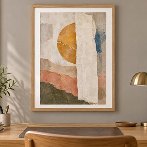 Puede incluir: Una l&aacute;mina de arte enmarcada que presenta una composici&oacute;n tipo collage con un gran c&iacute;rculo amarillo mostaza, una tira vertical de papel blanco texturizado y bandas horizontales superpuestas de rosa apagado, verde oliva oscuro y azul.