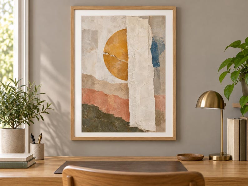 Puede incluir: Una l&aacute;mina de arte enmarcada que presenta una composici&oacute;n tipo collage con un gran c&iacute;rculo amarillo mostaza, una tira vertical de papel blanco texturizado y bandas horizontales superpuestas de rosa apagado, verde oliva oscuro y azul.