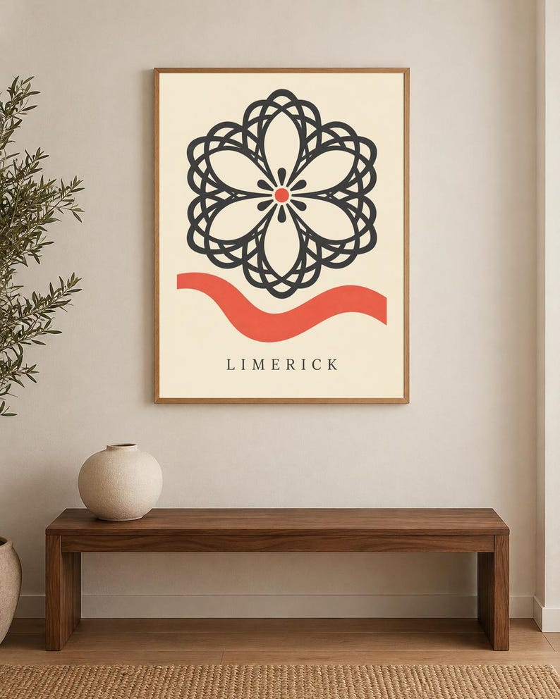 K&ouml;nnte beinhalten: Ein gerahmter Wandkunstdruck mit cremefarbenem Hintergrund, einem dunkelgrauen geometrischen Blumenmuster &uuml;ber einer horizontalen roten Wellenlinie. Das Wort LIMERICK ist in dunkelgrauen Gro&szlig;buchstaben unten auf dem Bild gedruckt.