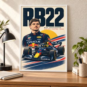 Pu&ograve; includere: Un poster incorniciato con un ritratto di Max Verstappen in uniforme Red Bull Racing sopra un'auto di Formula 1. Il testo recita RB22, Max Verstappen e Red Bull Racing 2026. Il design include un sole giallo e accenti di colore rosso e blu.