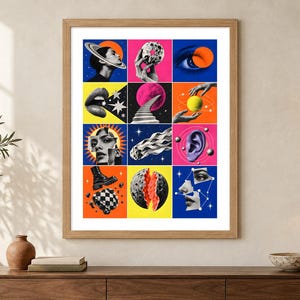 K&ouml;nnte beinhalten: Ein gerahmter Collage-Druck mit einem Raster aus zw&ouml;lf surrealen Bildern. Das Kunstwerk zeigt lebendige Bl&ouml;cke in Blau, Gelb, Pink und Orange, die schwarz-wei&szlig;e fotografische Elemente wie Himmelsk&ouml;rper, menschliche Merkmale und geometrische Formen enthalten.