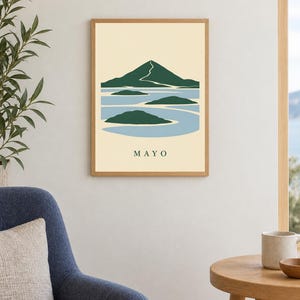 Pu&ograve; includere: Una stampa artistica incorniciata che presenta un'illustrazione paesaggistica stilizzata di montagne e isole verdi su uno sfondo d'acqua azzurro. La parola MAYO &egrave; stampata in lettere maiuscole verde scuro nella parte inferiore della stampa.