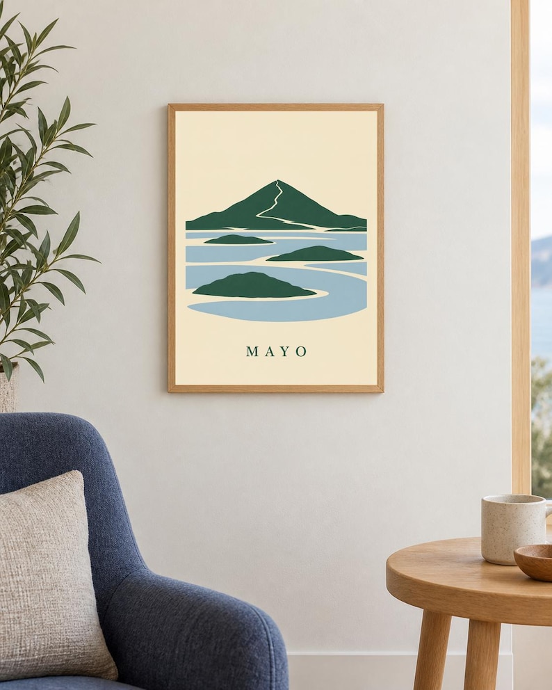 Pu&ograve; includere: Una stampa artistica incorniciata che presenta un'illustrazione paesaggistica stilizzata di montagne e isole verdi su uno sfondo d'acqua azzurro. La parola MAYO &egrave; stampata in lettere maiuscole verde scuro nella parte inferiore della stampa.