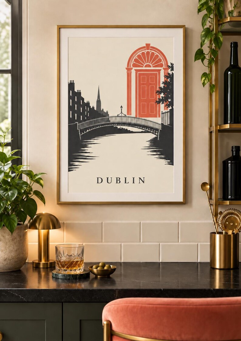 K&ouml;nnte beinhalten: Ein gerahmter Wandkunstdruck mit einer stilisierten schwarz-wei&szlig;en Illustration der Ha'penny Bridge in Dublin, Irland. Das Design enth&auml;lt eine markante orangefarbene T&uuml;r im georgianischen Stil und den Text DUBLIN unten in der Mitte.