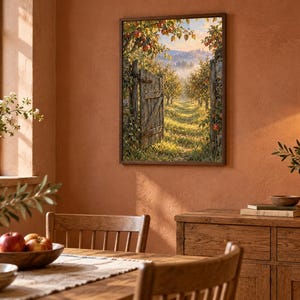 Peut inclure: Une impression d'art mural encadr&eacute;e repr&eacute;sentant un portail en bois ouvert menant &agrave; un verger de pommiers ensoleill&eacute; avec des arbres charg&eacute;s de fruits rouges, une brume matinale l&eacute;g&egrave;re et de l'herbe verte, dans une pi&egrave;ce aux murs terracotta.