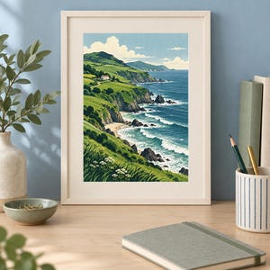 Pu&ograve; includere: Una stampa artistica incorniciata raffigurante un paesaggio costiero con colline verdi, una piccola casa bianca, scogliere rocciose e onde blu sotto un cielo limpido, caratterizzata da vivaci tonalit&agrave; di verde, blu e bianco.