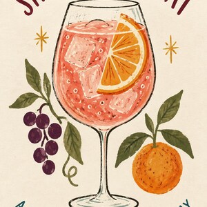 Op de afbeelding: Een digitale illustratie van een cocktail in een glas op voet met ijsblokjes en een schijfje sinaasappel. De tekst luidt bovenaan SIP, SMILE, REPEAT en onderaan A LITTLE FIZZ GOES A LONG WAY. Paarse druiven en een sinaasappel staan aan de zijkanten.
