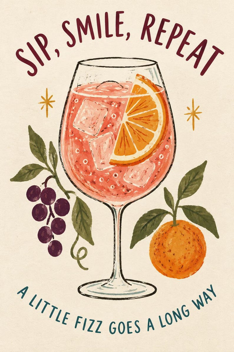 Op de afbeelding: Een digitale illustratie van een cocktail in een glas op voet met ijsblokjes en een schijfje sinaasappel. De tekst luidt bovenaan SIP, SMILE, REPEAT en onderaan A LITTLE FIZZ GOES A LONG WAY. Paarse druiven en een sinaasappel staan aan de zijkanten.