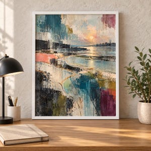 Peut inclure: Une peinture abstraite encadr&eacute;e repr&eacute;sentant un paysage c&ocirc;tier au coucher du soleil avec une palette de bleus profonds, de roses doux et de tons terreux. L'&oelig;uvre pr&eacute;sente des coups de pinceau textur&eacute;s montrant un rivage et une ville.