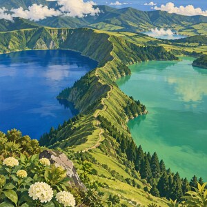 Puede incluir: Un paisaje pintado de Sete Cidades en las Azores, que muestra un lago azul profundo a la izquierda y un lago verde vibrante a la derecha, separados por una cresta estrecha y sinuosa cubierta de vegetaci&oacute;n, pinos y flores de hortensia blancas.