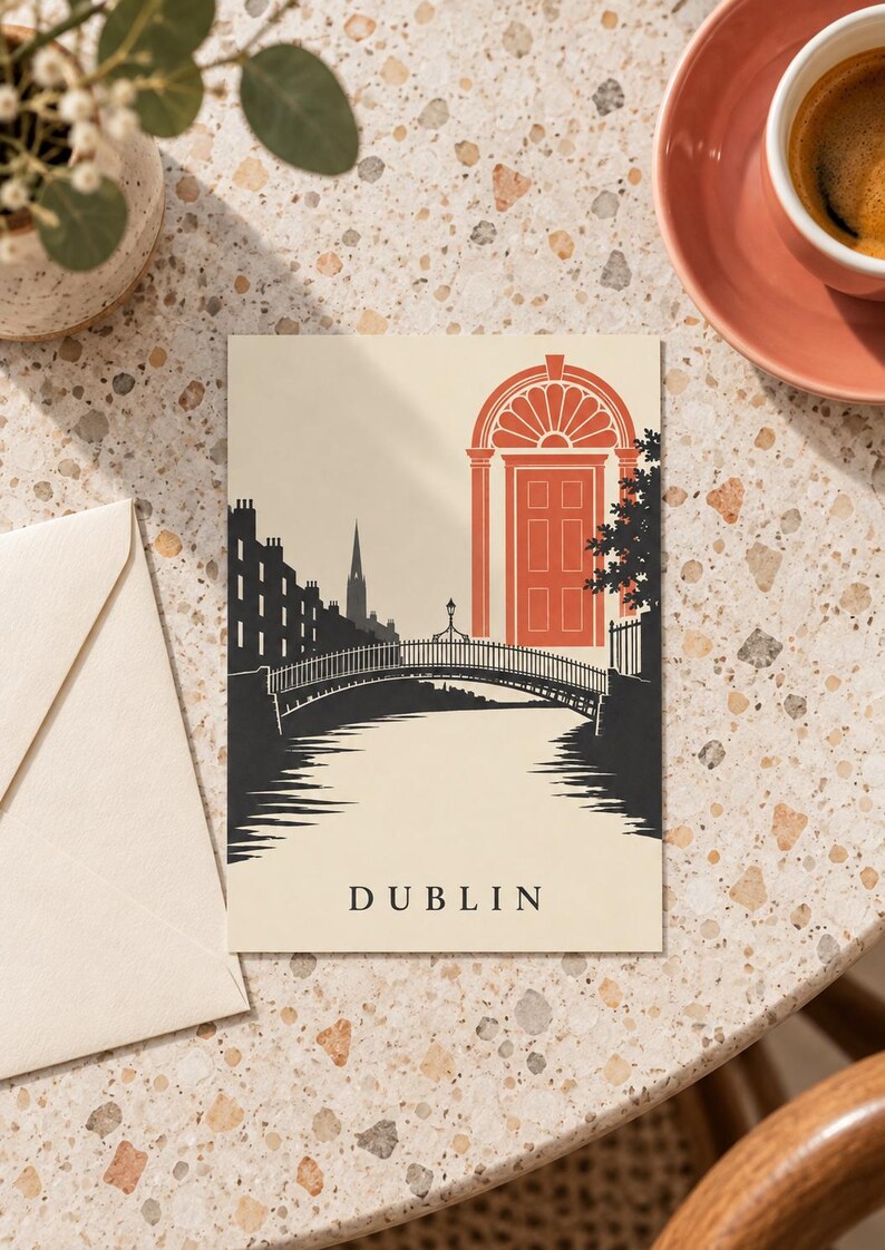 K&ouml;nnte beinhalten: Eine rechteckige Postkarte mit einer grafischen Illustration der Skyline von Dublin, einer Br&uuml;cke &uuml;ber einen Fluss und einer markanten orangefarbenen T&uuml;r im georgianischen Stil. Das Wort DUBLIN ist in schwarzen Gro&szlig;buchstaben unten aufgedruckt.
