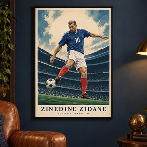 Puede incluir: Un p&oacute;ster vertical enmarcado que presenta una ilustraci&oacute;n de Zinedine Zidane con una camiseta azul con el n&uacute;mero 10, pantalones cortos blancos y calcetines rojos, pateando un bal&oacute;n de f&uacute;tbol en un campo. El texto ZINEDINE ZIDANE FOOTBALL LEGENDS 06 est&aacute; en la parte inferior.