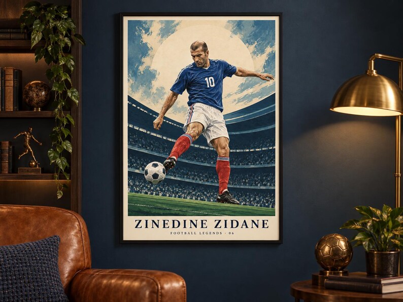 Puede incluir: Un p&oacute;ster vertical enmarcado que presenta una ilustraci&oacute;n de Zinedine Zidane con una camiseta azul con el n&uacute;mero 10, pantalones cortos blancos y calcetines rojos, pateando un bal&oacute;n de f&uacute;tbol en un campo. El texto ZINEDINE ZIDANE FOOTBALL LEGENDS 06 est&aacute; en la parte inferior.