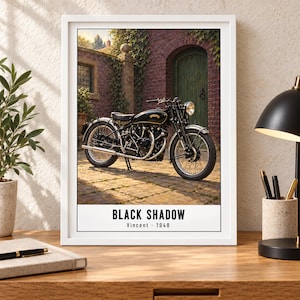 Peut inclure: Une impression d'art encadr&eacute;e repr&eacute;sentant une moto Vincent Black Shadow noire de 1948 gar&eacute;e sur une terrasse en pierre devant un b&acirc;timent en briques avec une porte verte. Le texte en bas de l'impression indique BLACK SHADOW Vincent 1948.