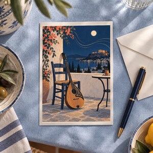Pu&ograve; includere: Una stampa artistica rettangolare che raffigura una scena notturna su un balcone con un bouzouki in legno appoggiato a una sedia blu. L'illustrazione mostra una terrazza in pietra, un tavolino rotondo, fiori arancioni e una vista lontana di un tempio in collina sotto la luna piena in un cielo blu scuro.