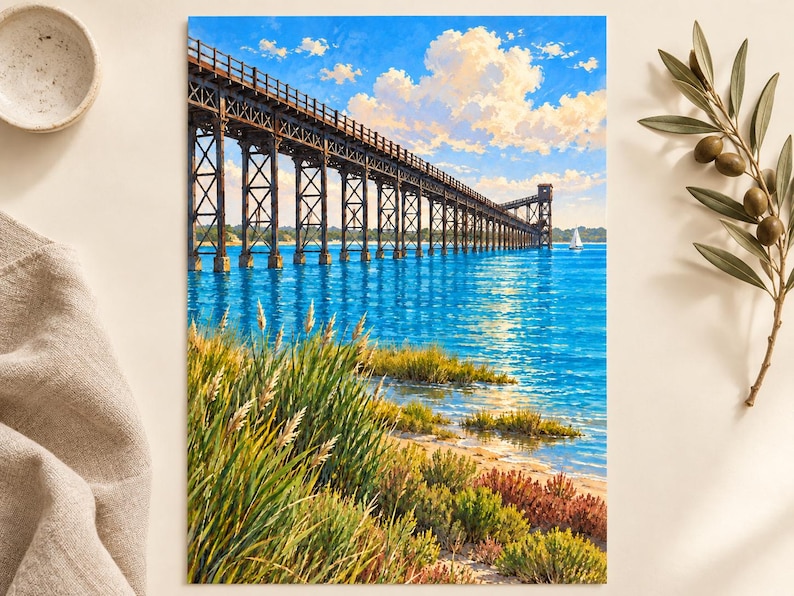 Peut inclure: Une impression d'art verticale repr&eacute;sentant un long pont &agrave; chevalets en bois brun fonc&eacute; s'&eacute;tendant sur une eau bleu vif. Le premier plan pr&eacute;sente des herbes c&ocirc;ti&egrave;res vertes et rouge&acirc;tres sur un rivage sablonneux sous un ciel bleu.