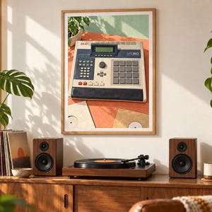 Pu&ograve; includere: Una stampa da parete incorniciata raffigurante un centro di produzione musicale Akai MPC60 con involucro beige, pannello di controllo grigio scuro, display digitale e una griglia di pad quadrati, sopra un giradischi e due altoparlanti.