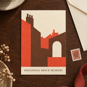 K&ouml;nnte beinhalten: Eine rechteckige Gru&szlig;karte mit einer stilisierten grafischen Illustration von Geb&auml;uden in Rot-, Braun- und Cremet&ouml;nen. Der Text DROGHEDA BRICK MEMORY ist in Schwarz am unteren Rand der Karte gedruckt, die Schornsteine und einen Torbogen zeigt.