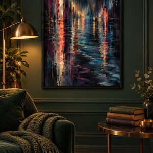 Op de afbeelding: Een rechthoekig ingelijst kunstwerk aan de muur met een abstracte verticale compositie van levendige oranje, diepblauwe en paarse penseelstreken die de reflectie van stadslichten op een donker, rimpelend wateroppervlak nabootsen.
