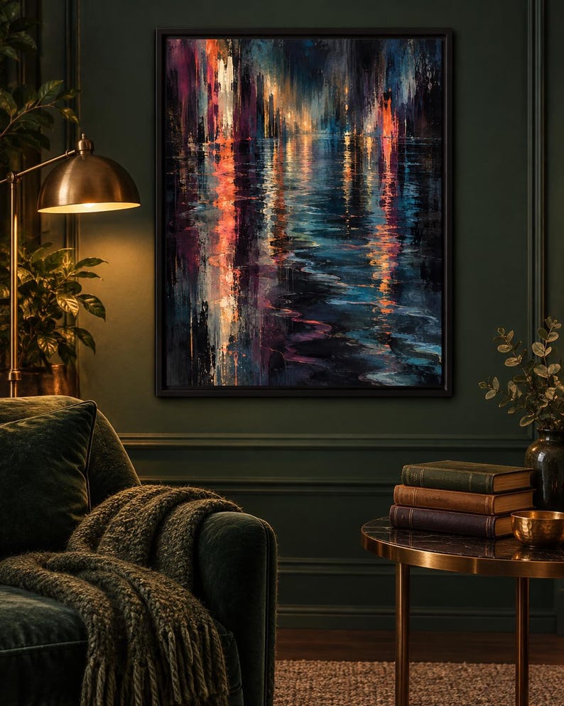 Op de afbeelding: Een rechthoekig ingelijst kunstwerk aan de muur met een abstracte verticale compositie van levendige oranje, diepblauwe en paarse penseelstreken die de reflectie van stadslichten op een donker, rimpelend wateroppervlak nabootsen.