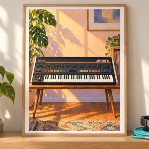 Op de afbeelding: Een ingelijste kunstdruk met een zwarte Roland Jupiter-8 synthesizer met een veelkleurige knoppeninterface en witte toetsen, rustend op een houten tafel in een zonnige kamer met een grote groene plant en een patroonkleed in de sc&egrave;ne.