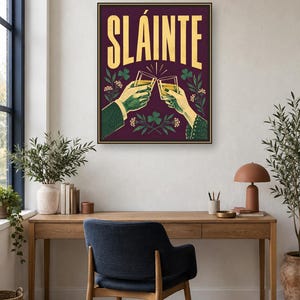 Pu&ograve; includere: Una stampa artistica da parete rettangolare con sfondo viola scuro e la parola SL&Aacute;INTE in grandi lettere gialle. L'illustrazione raffigura due mani che brindano con bicchieri pieni di un liquido dorato, circondate da foglie di trifoglio verdi e fiori bianchi.