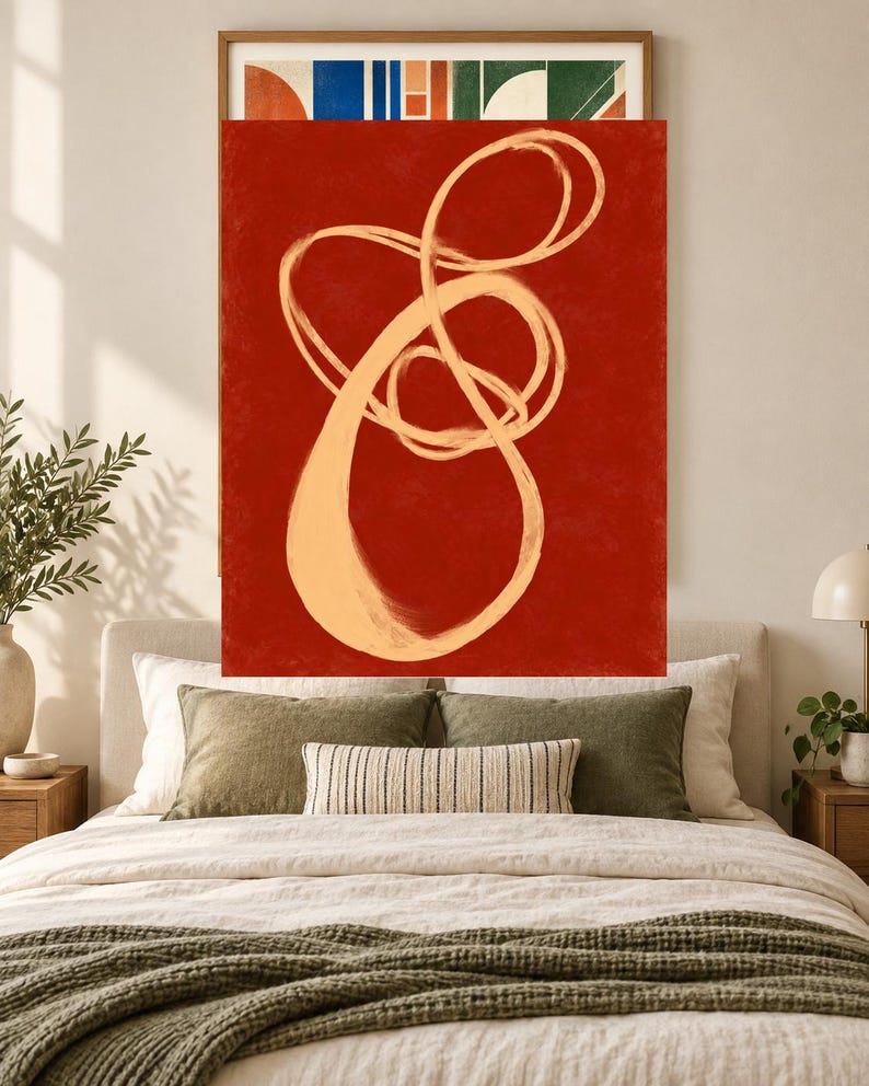 Pode incluir: Uma pe&ccedil;a de arte de parede retangular com um fundo vermelho profundo e uma grande linha cont&iacute;nua de pincelada bege claro formando uma forma org&acirc;nica abstrata e em loop no centro da tela, exibida em uma moldura de madeira fina.