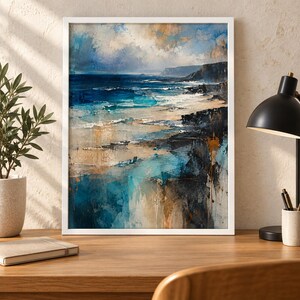 K&ouml;nnte beinhalten: Ein gerahmter Kunstdruck mit einem abstrakten K&uuml;stenlandschaftsgem&auml;lde, das tiefblaue Meereswellen, dunkle Felsklippen und sandfarbene K&uuml;stenlinien unter einem bew&ouml;lkten Himmel zeigt, pr&auml;sentiert in einem schlichten wei&szlig;en Rahmen mit sichtbaren Pinselstrichen.