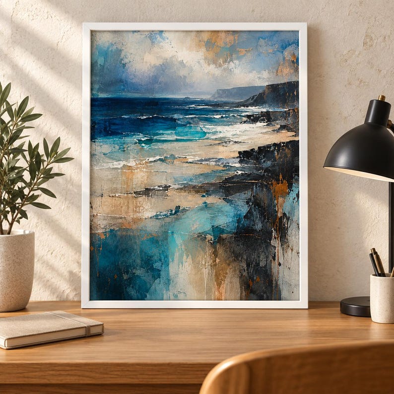 K&ouml;nnte beinhalten: Ein gerahmter Kunstdruck mit einem abstrakten K&uuml;stenlandschaftsgem&auml;lde, das tiefblaue Meereswellen, dunkle Felsklippen und sandfarbene K&uuml;stenlinien unter einem bew&ouml;lkten Himmel zeigt, pr&auml;sentiert in einem schlichten wei&szlig;en Rahmen mit sichtbaren Pinselstrichen.